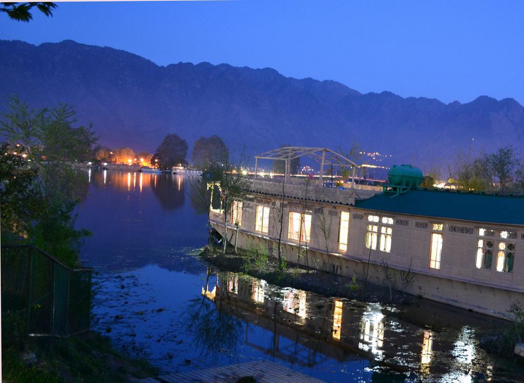 Peacock Houseboats Hotel Srinagar  Bagian luar foto