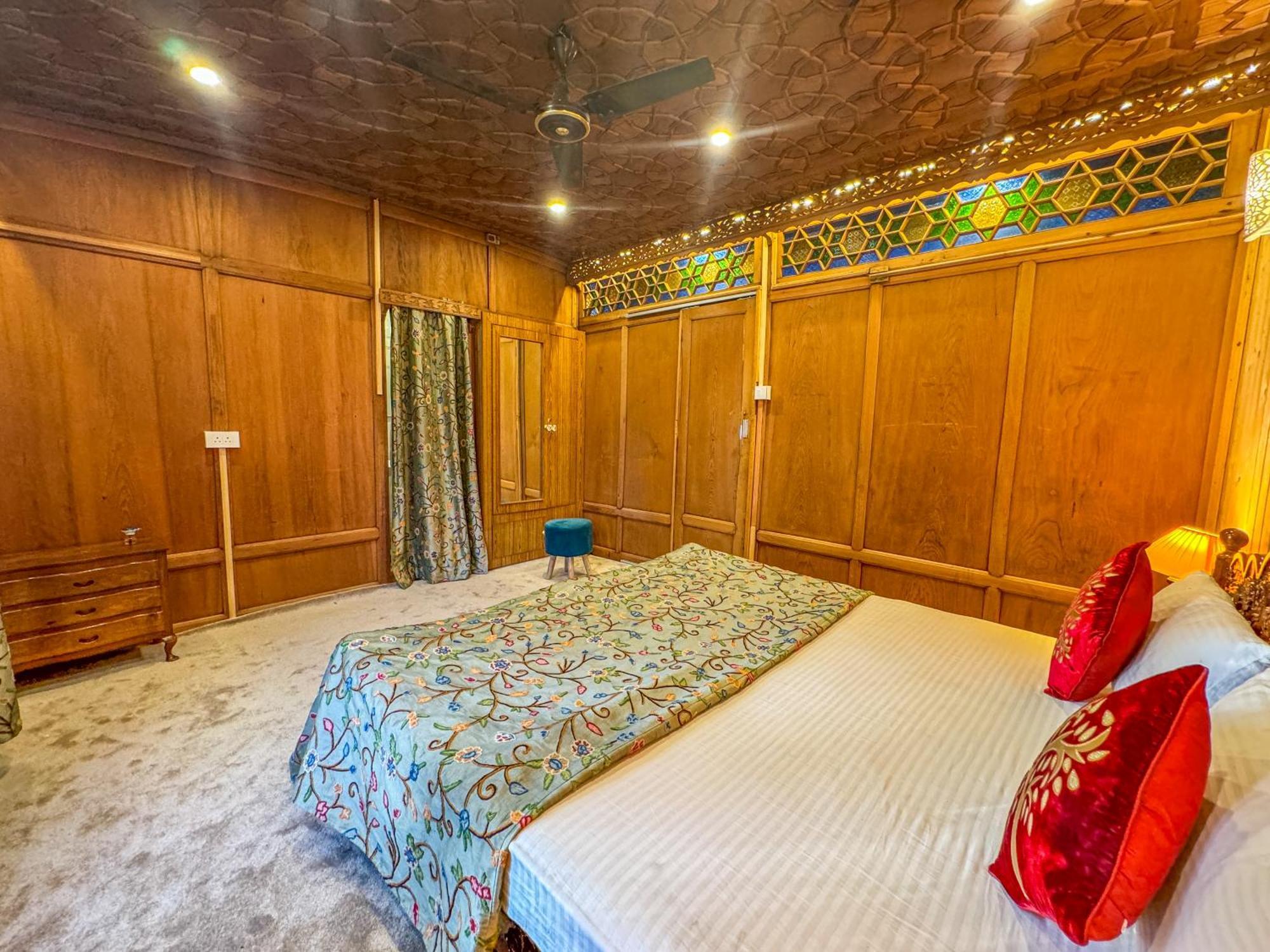 Peacock Houseboats Hotel Srinagar  Bagian luar foto
