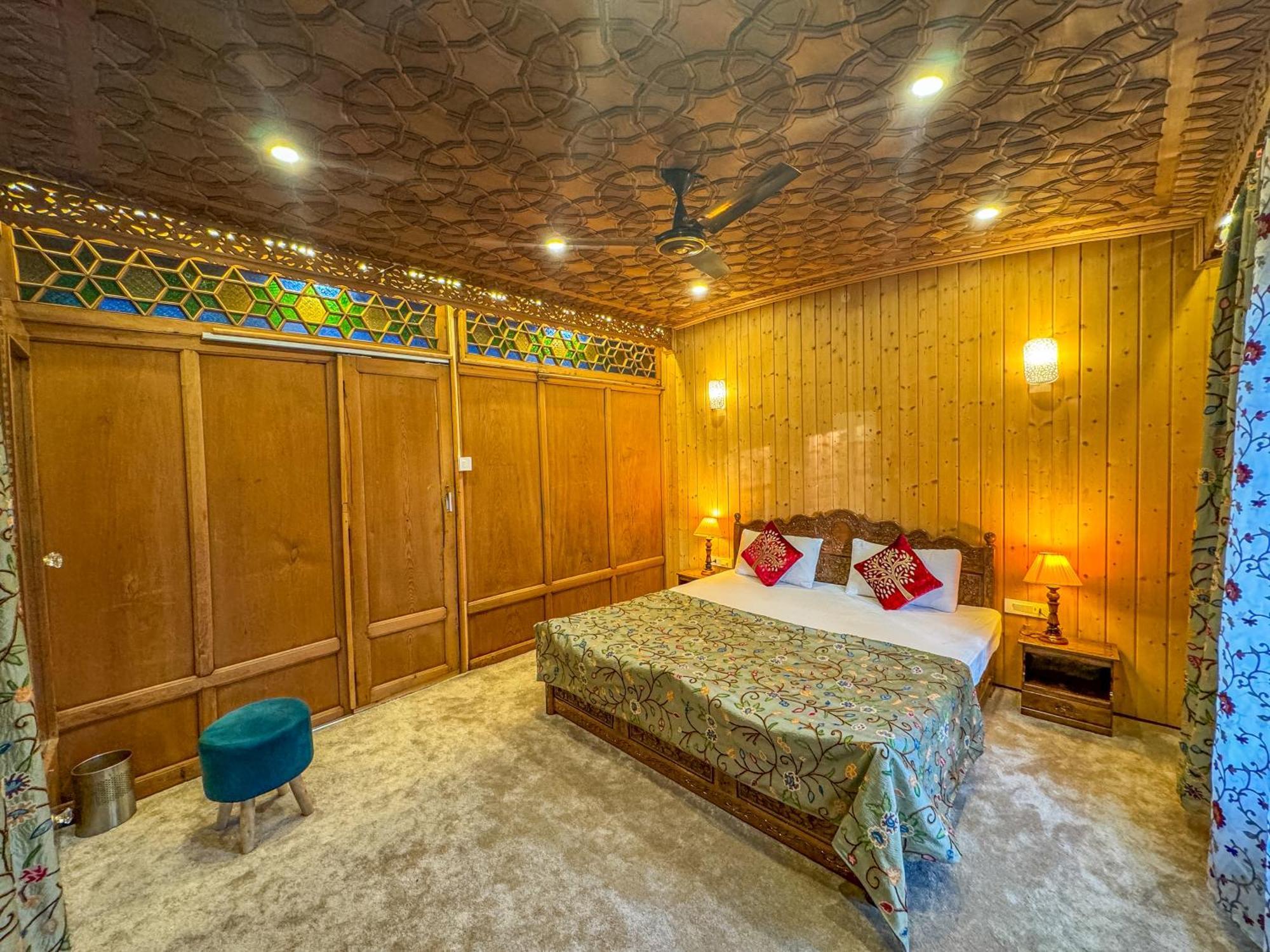 Peacock Houseboats Hotel Srinagar  Bagian luar foto