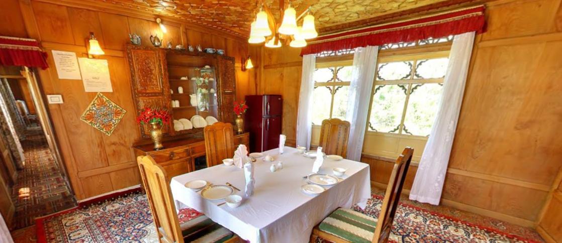 Peacock Houseboats Hotel Srinagar  Bagian luar foto
