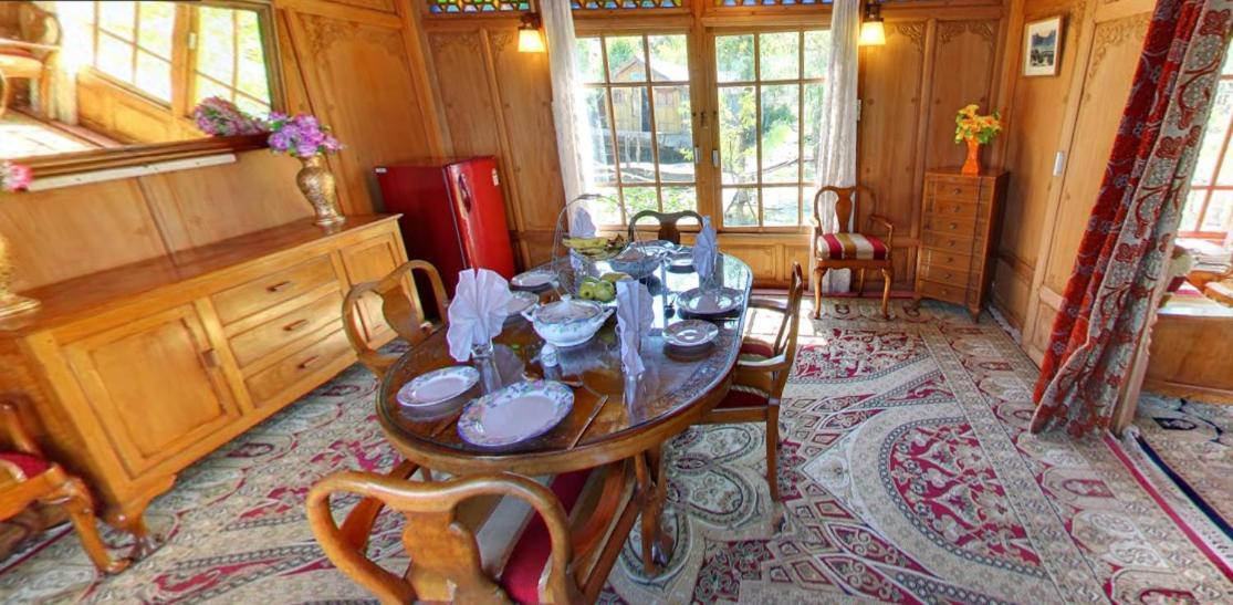 Peacock Houseboats Hotel Srinagar  Bagian luar foto