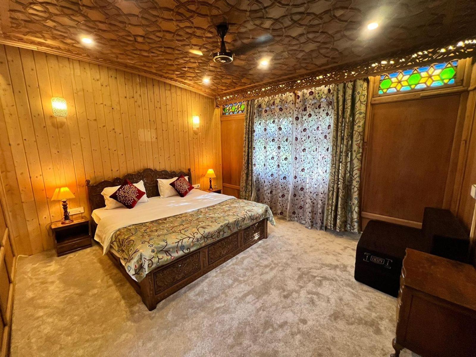 Peacock Houseboats Hotel Srinagar  Bagian luar foto