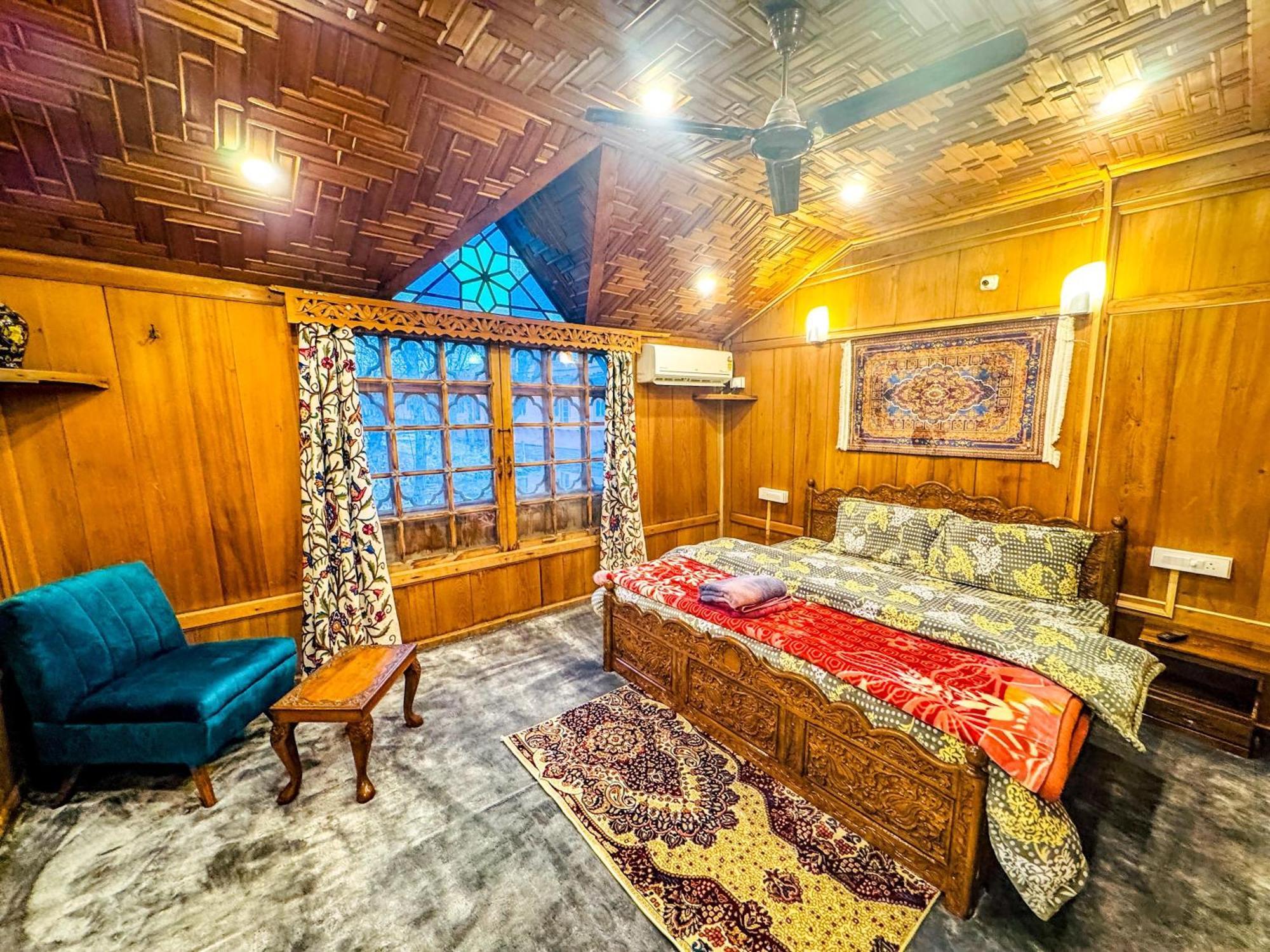Peacock Houseboats Hotel Srinagar  Bagian luar foto