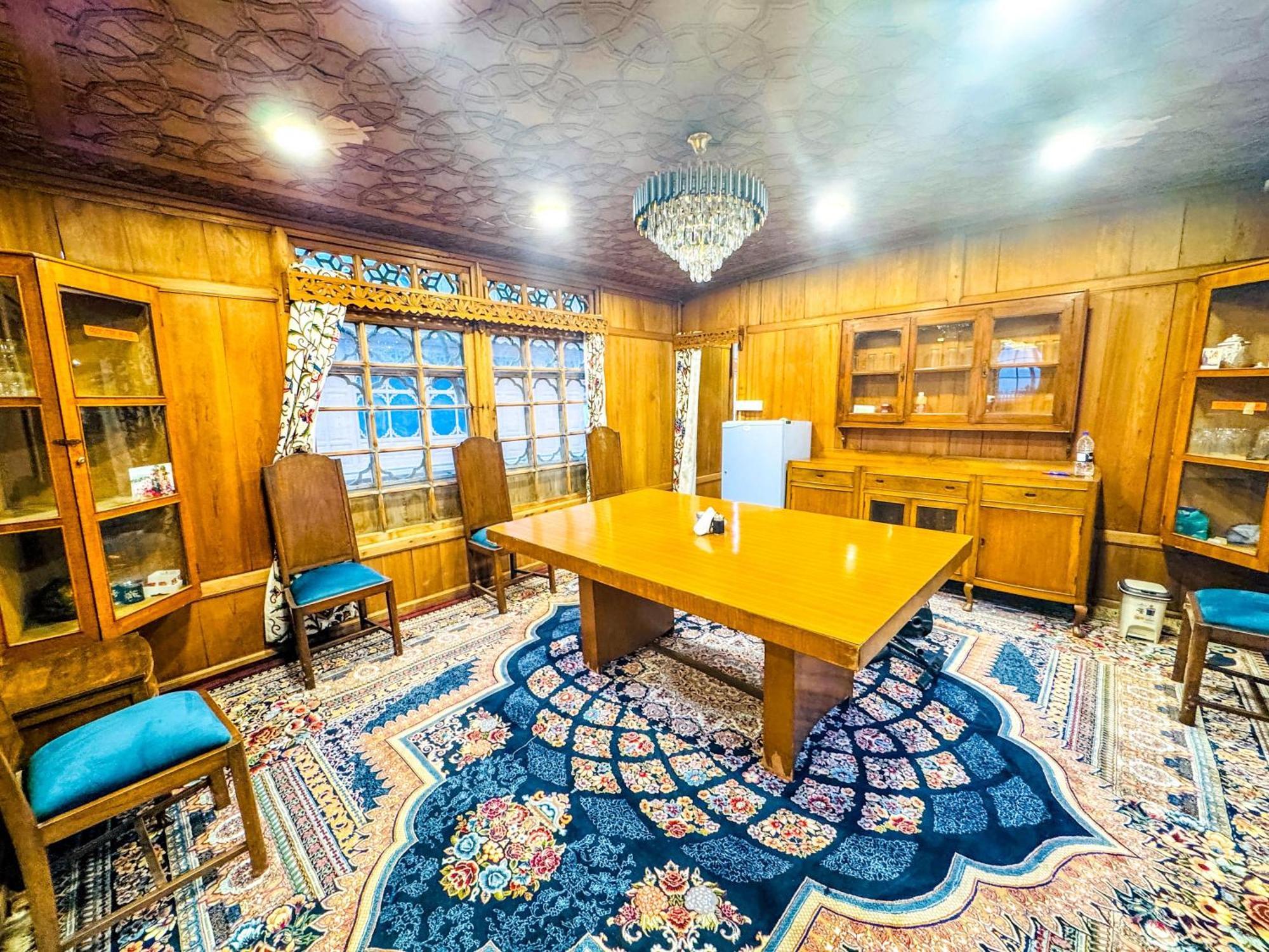 Peacock Houseboats Hotel Srinagar  Bagian luar foto