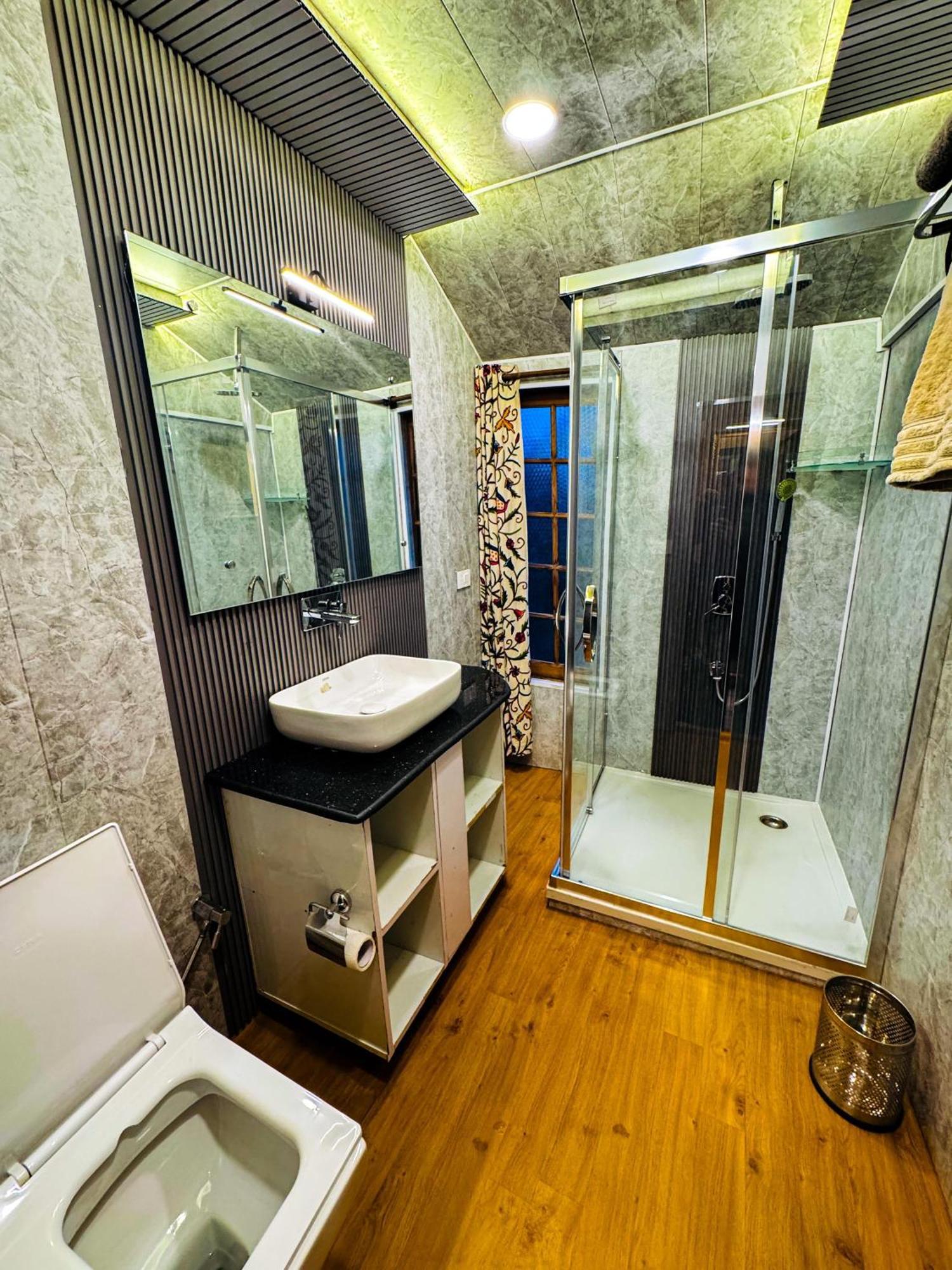Peacock Houseboats Hotel Srinagar  Bagian luar foto