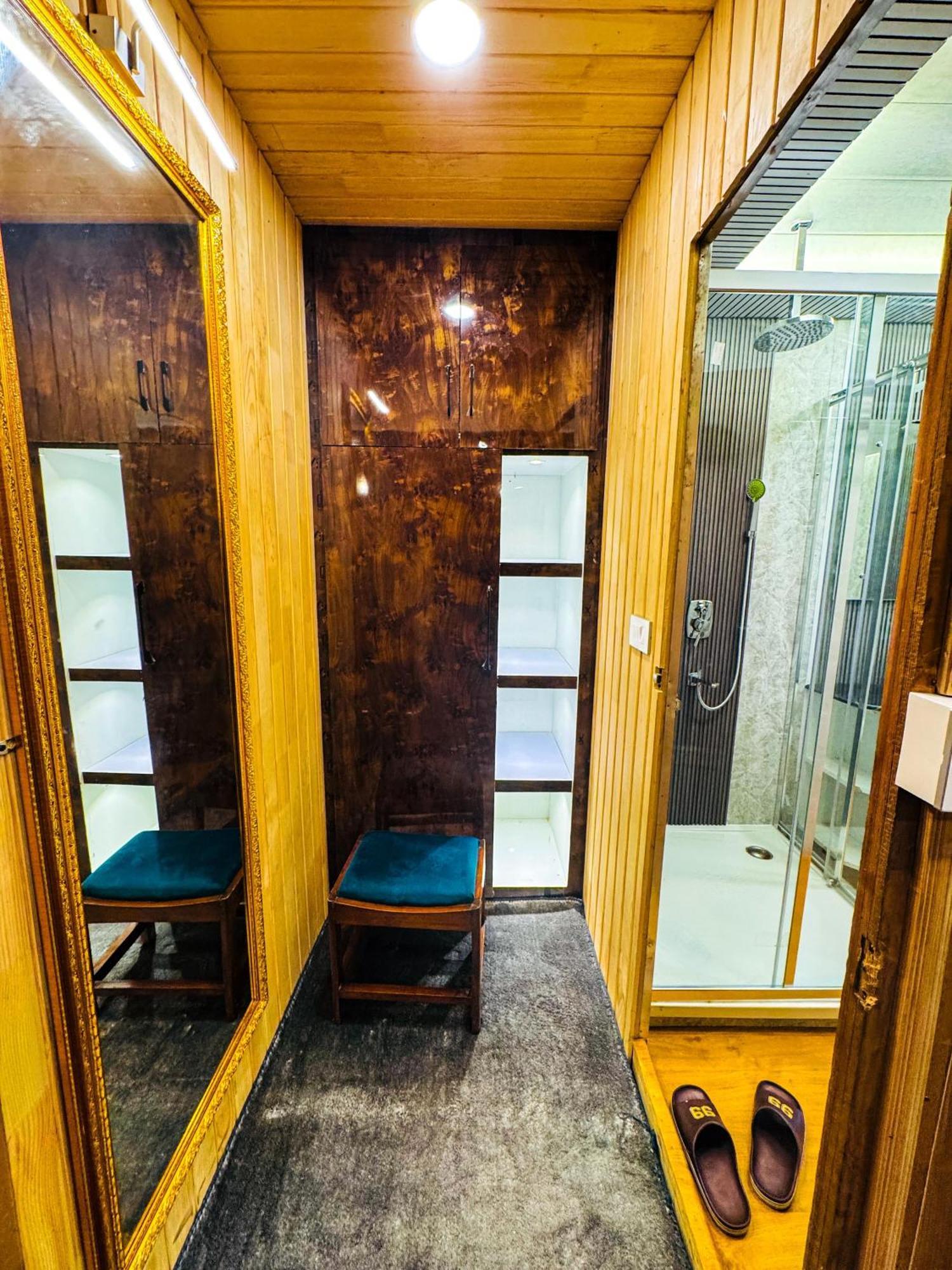 Peacock Houseboats Hotel Srinagar  Bagian luar foto