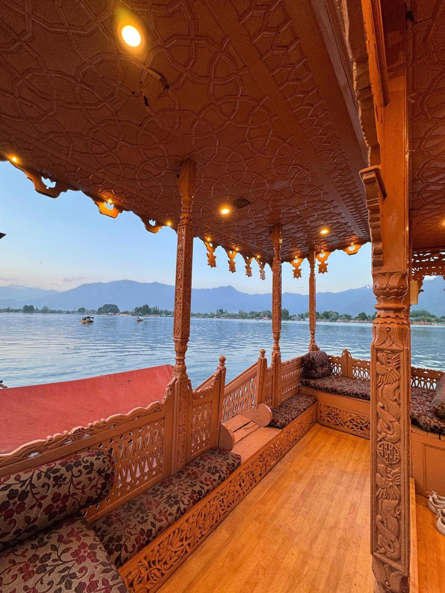 Peacock Houseboats Hotel Srinagar  Bagian luar foto