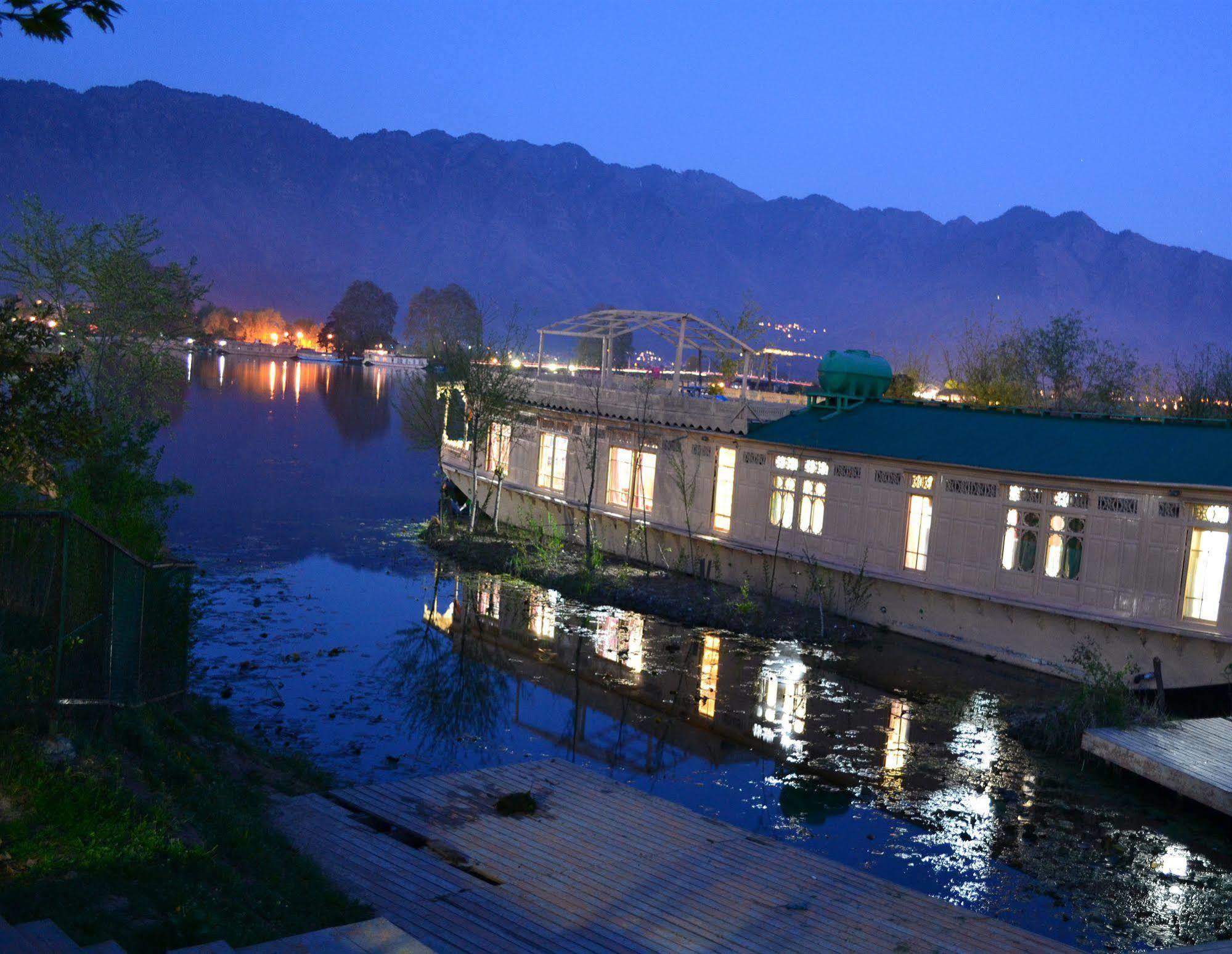 Peacock Houseboats Hotel Srinagar  Bagian luar foto