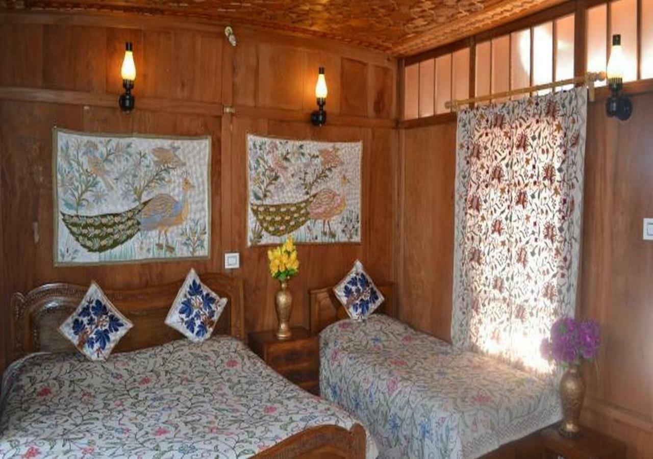Peacock Houseboats Hotel Srinagar  Bagian luar foto