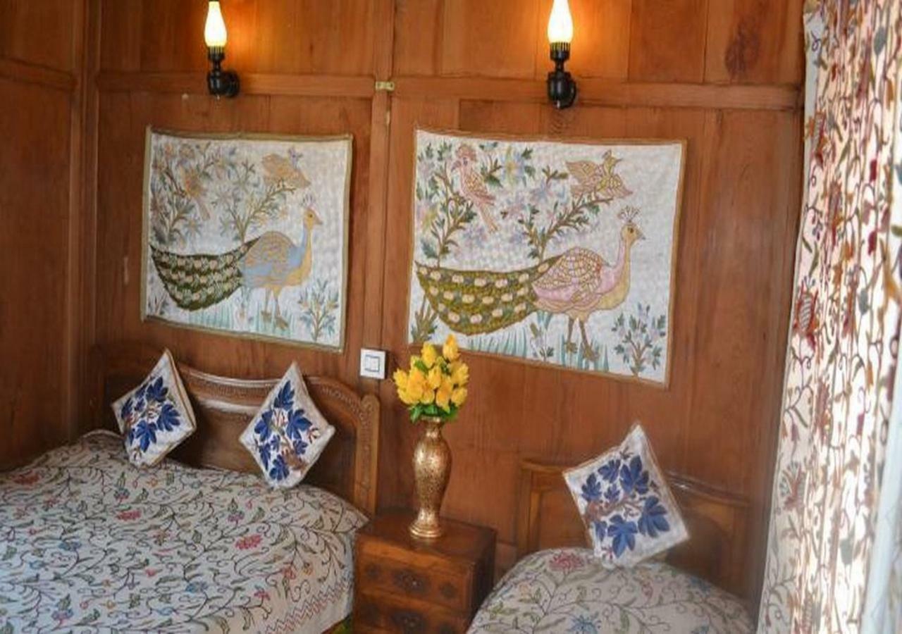 Peacock Houseboats Hotel Srinagar  Bagian luar foto