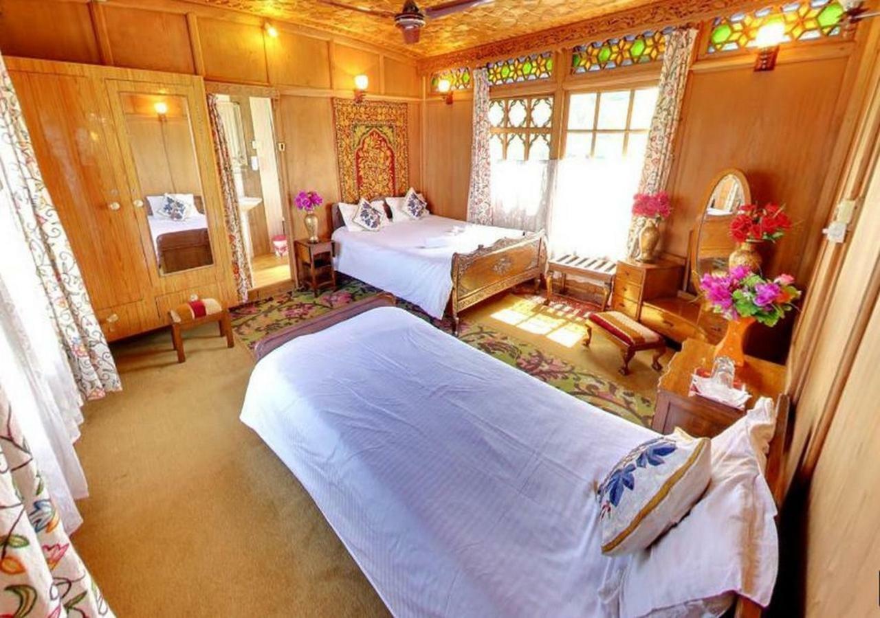 Peacock Houseboats Hotel Srinagar  Bagian luar foto