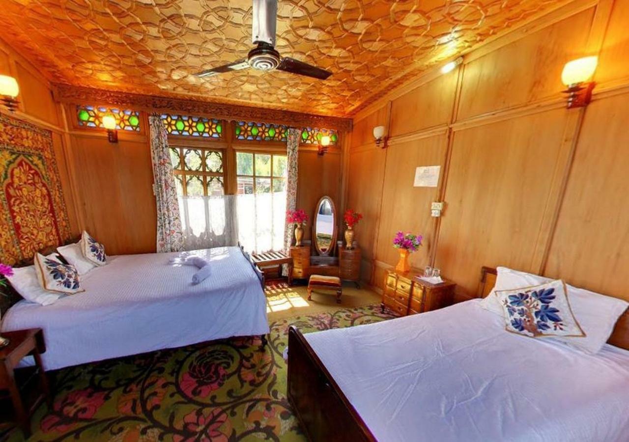 Peacock Houseboats Hotel Srinagar  Bagian luar foto